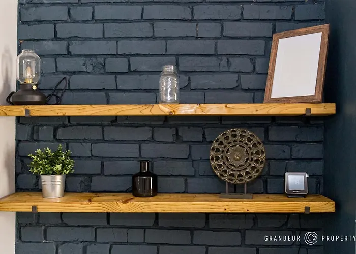 Quirky Newly Renovated Central Apartment With Parking - Cobalt Levels